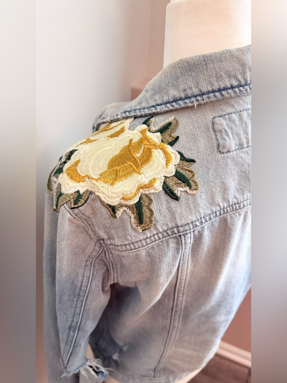 Express Women’s Small 100% Cotton Light Blue Denim Floral Embroidered Jacket - Picture 6 of 9